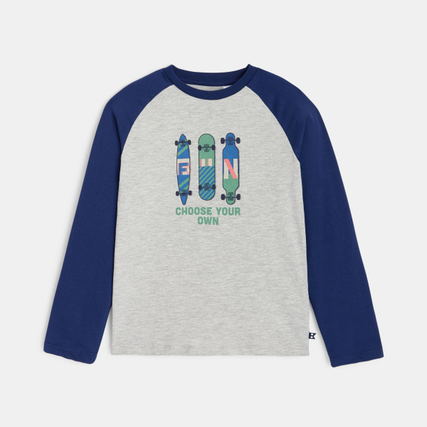 تيشرت بأكمام طويلة وباللون الرمادي، مُزيَّن برسمة لوح التزلج، للفتيان. تيشرت بأكمام طويلة وباللون الرمادي، مُزيَّن برسمة لوح التزلج، للفتيان.