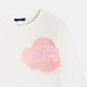 تيشيرت أبيض بأكمام طويلة عليه رسالة للفتيات