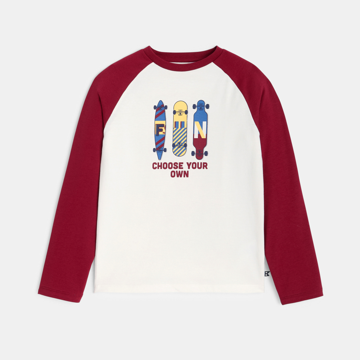 تيشرت بأكمام طويلة، مُزيَّن برسمة لوح التزلج، للفتيان. تيشرت بأكمام طويلة، مُزيَّن برسمة لوح التزلج، للفتيان.