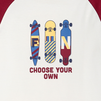 تيشرت بأكمام طويلة، مُزيَّن برسمة لوح التزلج، للفتيان.