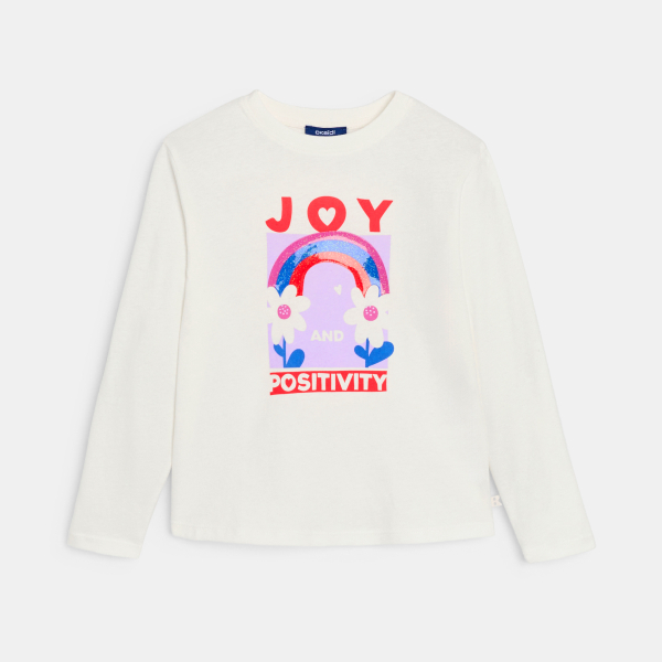 تيشيرت أبيض بأكمام طويلة عليه رسالة للفتيات