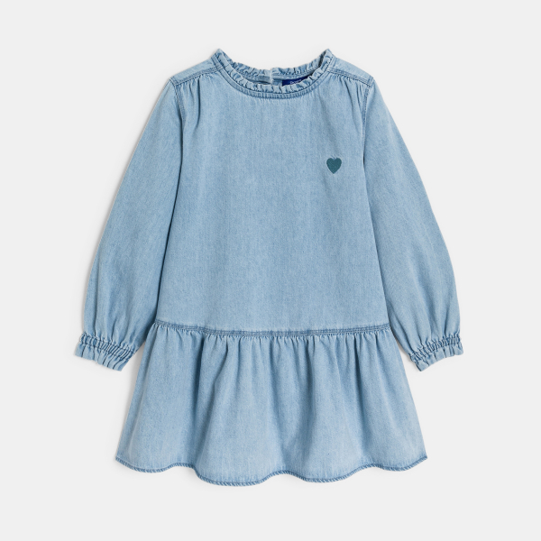 فستان قصير من الجينز الفاتح للفتيات بتطريز قلب، أزرق اللون فستان قصير من الجينز الفاتح للفتيات بتطريز قلب، أزرق اللون
