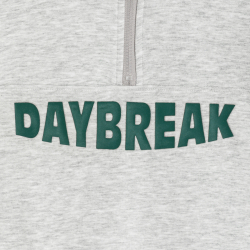 سويت شيرت بياقة عالية وعليه...