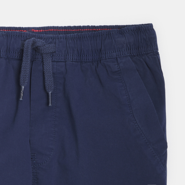 بنطلون )سروال( للفتيان، بقصّة تشينو، باللون الأزرق الداكن دون نقوش بنطلون )سروال( للفتيان، بقصّة تشينو، باللون الأزرق الداكن دون نقوش