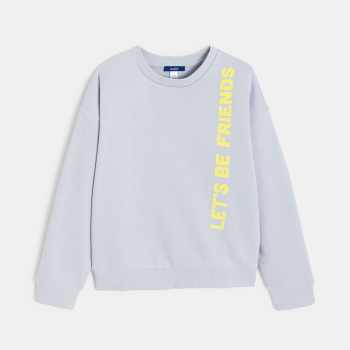 تيشيرت مع عبارة باللون الرمادي للأولاد.