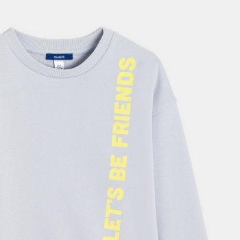 تيشيرت مع عبارة باللون الرمادي للأولاد.