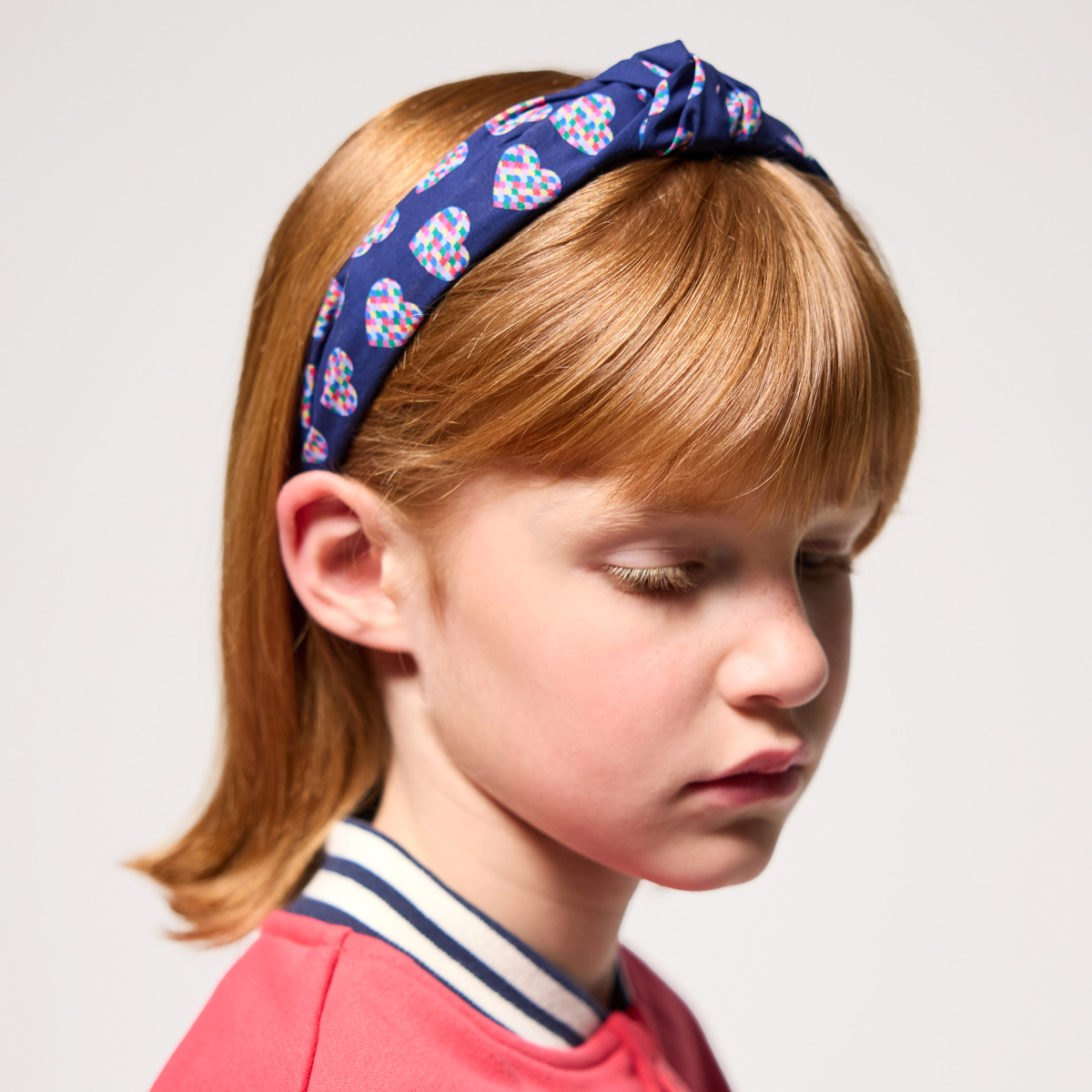 طوق شعر للفتيات وعليه عقدة. طوق شعر للفتيات وعليه عقدة.