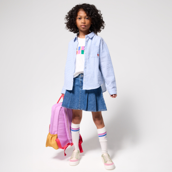 قميص مقلم أزرق اللون وعليه نقش قلب مطرز للفتيات