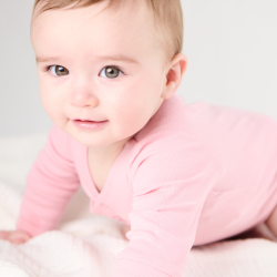 بودي منسوج متكيف مع شكل الجسم، باللون الوردي للفتيات الصغيرات (طقم مكون من قطعتين)