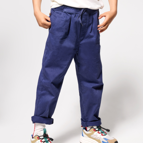 بنطلون )سروال( للفتيان، بقصّة تشينو، باللون الأزرق الداكن دون نقوش بنطلون )سروال( للفتيان، بقصّة تشينو، باللون الأزرق الداكن دون نقوش