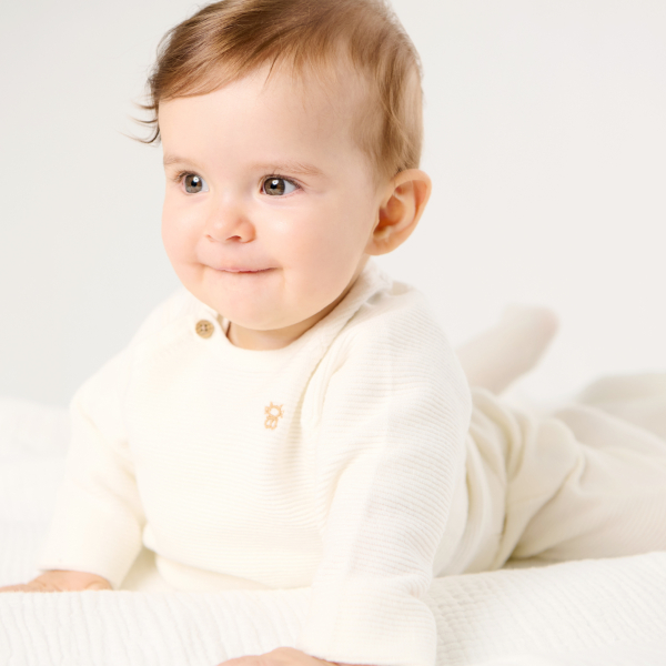 كنزة تريكو بلون أبيض لحديثي الولادة كنزة تريكو بلون أبيض لحديثي الولادة