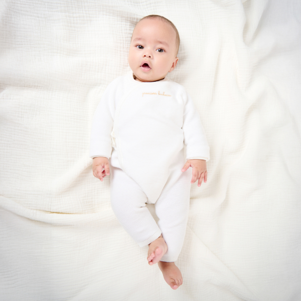 أفرول طويل بقماش التريكو الفاخر، أبيض اللون، للفتيات حديثي الولادة  أفرول طويل بقماش التريكو الفاخر، أبيض اللون، للفتيات حديثي الولادة