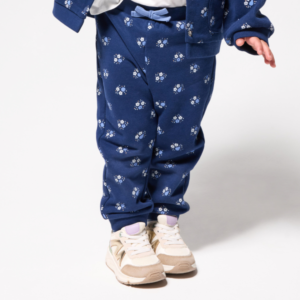 بنطلون رياضي ميلتون أزرق اللون عليه زهور، للطفلة الصغيرة بنطلون رياضي ميلتون أزرق اللون عليه زهور، للطفلة الصغيرة