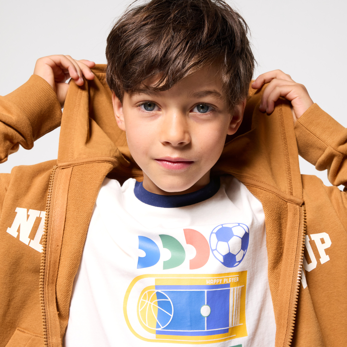 سويت شيرت بغطاء للرأس عليه رسالة، بني اللون، للأولاد سويت شيرت بغطاء للرأس عليه رسالة، بني اللون، للأولاد