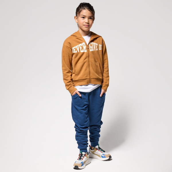 سويت شيرت بغطاء للرأس عليه رسالة، بني اللون، للأولاد سويت شيرت بغطاء للرأس عليه رسالة، بني اللون، للأولاد