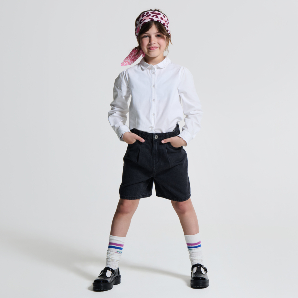 وشاح مريع وردي اللون للفتيات عليه طباعة وشاح مريع وردي اللون للفتيات عليه طباعة