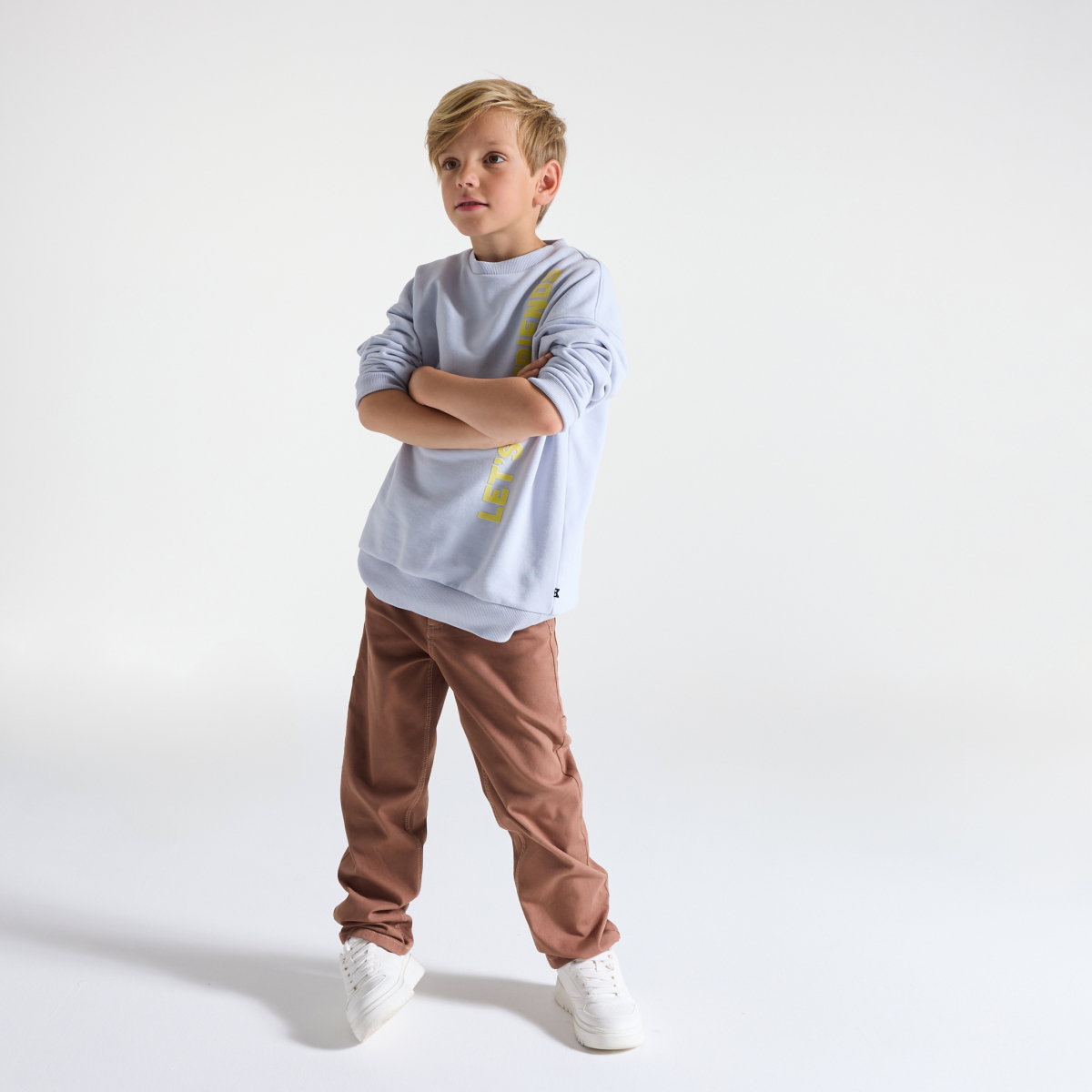 بنطلون(سروال) بقصة واسعة وباللون البني، للفتيان بنطلون(سروال) بقصة واسعة وباللون البني، للفتيان