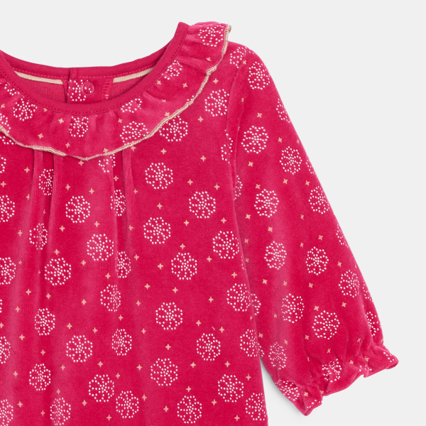 بيجاما مزينة بطبعة، باللون الوردي للفتيات الصغيرات  بيجاما مزينة بطبعة، باللون الوردي للفتيات الصغيرات