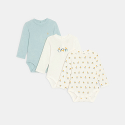 قميص بودي برقبة عالية ورسمة بطريق، باللون الأبيض للأولاد الصغار.