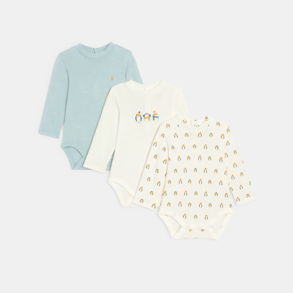 قميص بودي برقبة عالية ورسمة بطريق، باللون الأبيض للأولاد الصغار. قميص بودي برقبة عالية ورسمة بطريق، باللون الأبيض للأولاد الصغار.