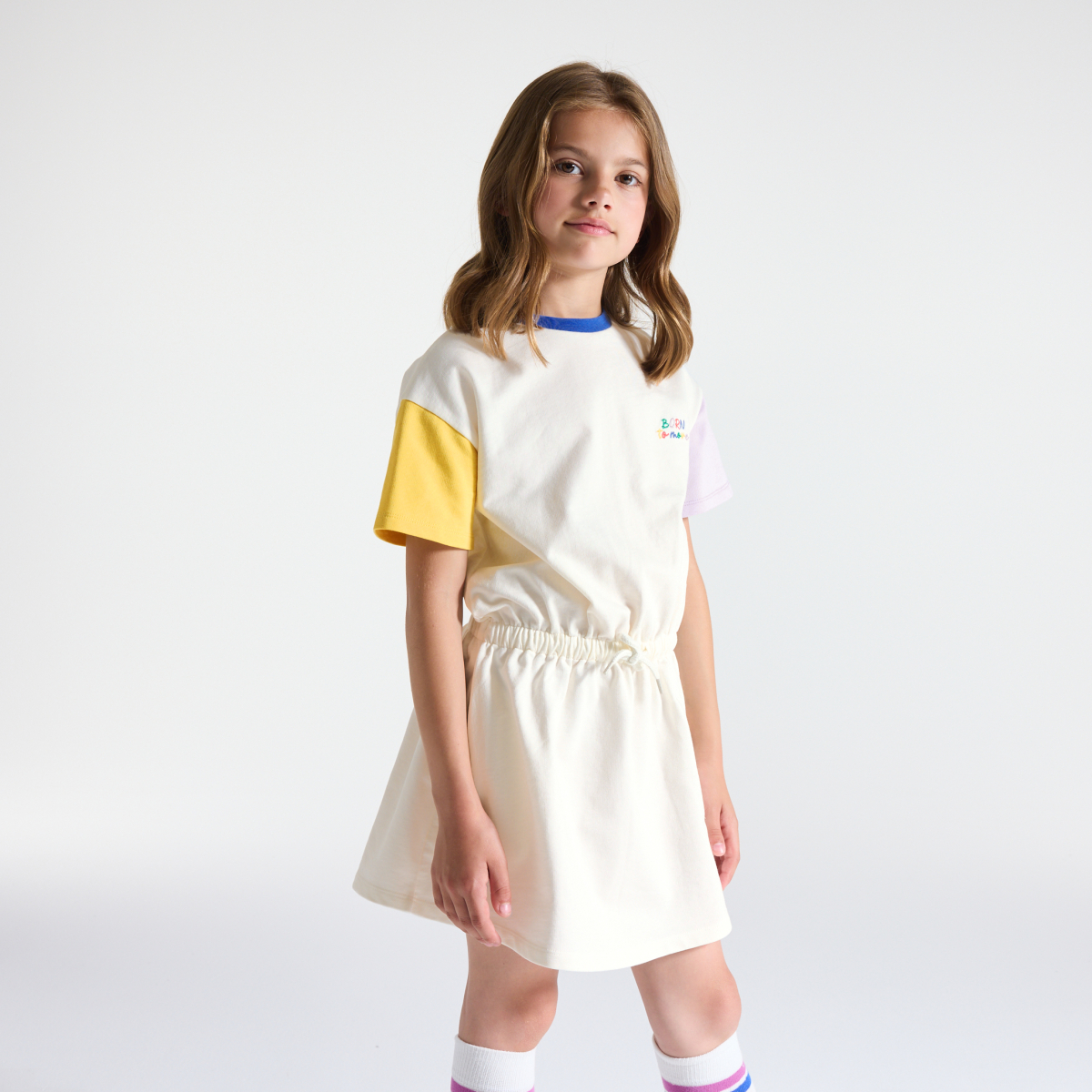 فستان بأكمام تيشيرت أبيض اللون للفتيات، عليه رسالة مطرزة فستان بأكمام تيشيرت أبيض اللون للفتيات، عليه رسالة مطرزة