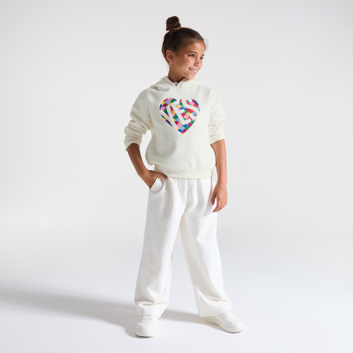 سويت شيرت مُزيَّن برسمة قلب للفتيات. سويت شيرت مُزيَّن برسمة قلب للفتيات.