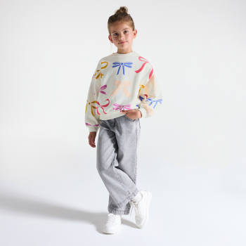 سوت شيرت باللون الأبيض، مُزيَّن برسمة فيونكة، للفتيات