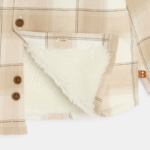 قميص فوقي مبطن بقماش الشيربا ومنمق بمربعات باللون البيج للأولاد الصغار قميص فوقي مبطن بقماش الشيربا ومنمق بمربعات باللون البيج للأولاد الصغار