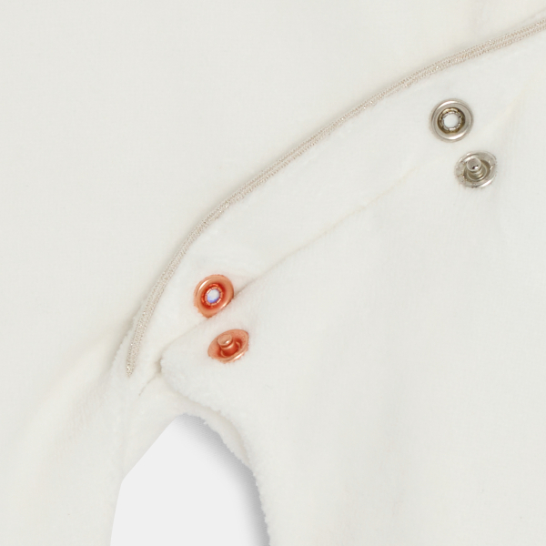 بذلة نوم من الثوب المخملي برسمة حيوانات، باللون الأبيض للفتيات الرضع. بذلة نوم من الثوب المخملي برسمة حيوانات، باللون الأبيض للفتيات الرضع.