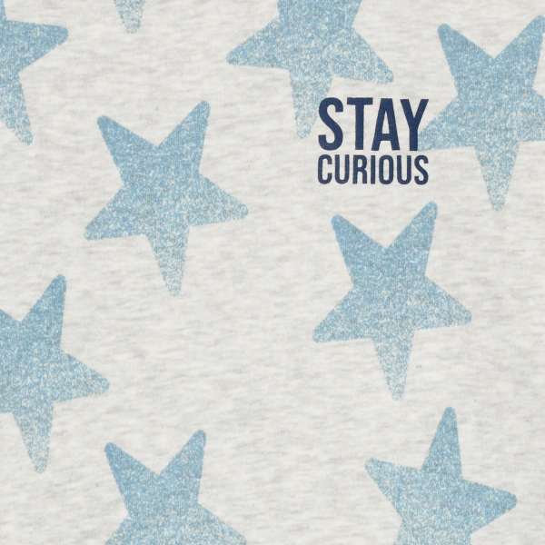 بيجاما من قطعتين للفتيان، باللون الرمادي وبطبعة نجوم بيجاما من قطعتين للفتيان، باللون الرمادي وبطبعة نجوم