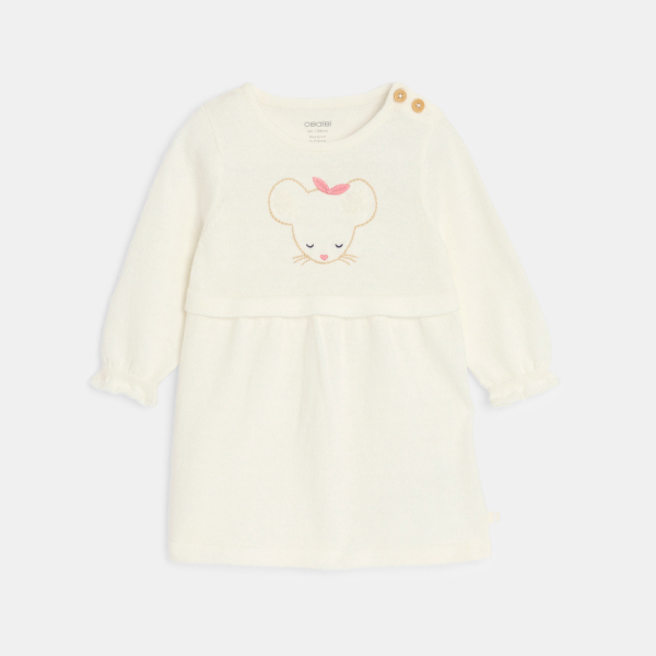 فستان محبوك بطريقة التريكو ومزين برسمة فأر، وسترة بيضاء للفتيات الصغيرات