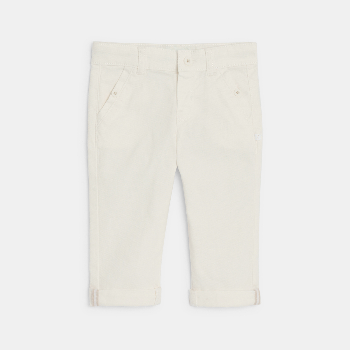 بنطال أنيق من القطن الفاخر، باللون الأبيض للأولاد الصغار بنطال أنيق من القطن الفاخر، باللون الأبيض للأولاد الصغار