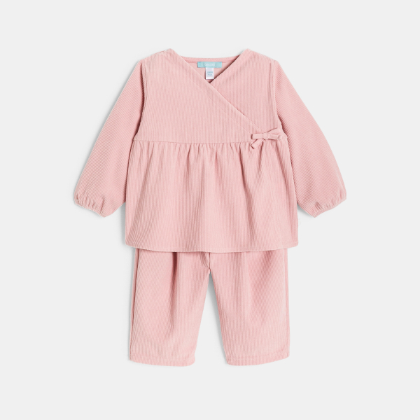 طقم مخملي باللون الوردي.للفتيات الصغيرات طقم مخملي باللون الوردي.للفتيات الصغيرات