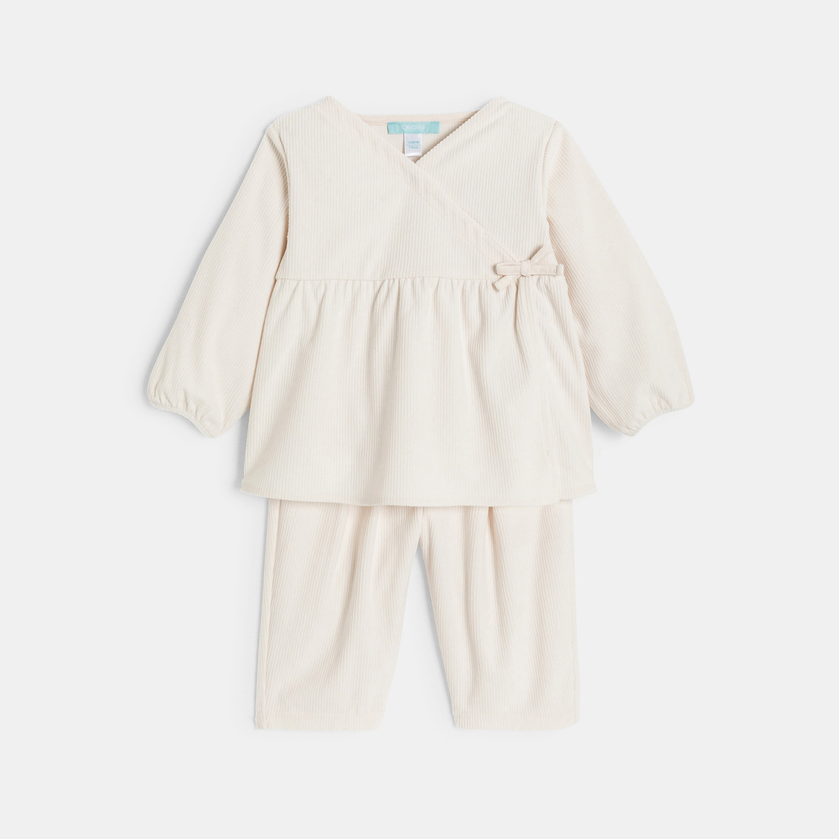 طقم مخملي باللون البيج.للفتيات الصغيرات طقم مخملي باللون البيج.للفتيات الصغيرات