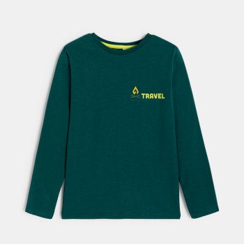 تي شيرت باللون الأخضر ومُزيَّن برسمة، للفتيان