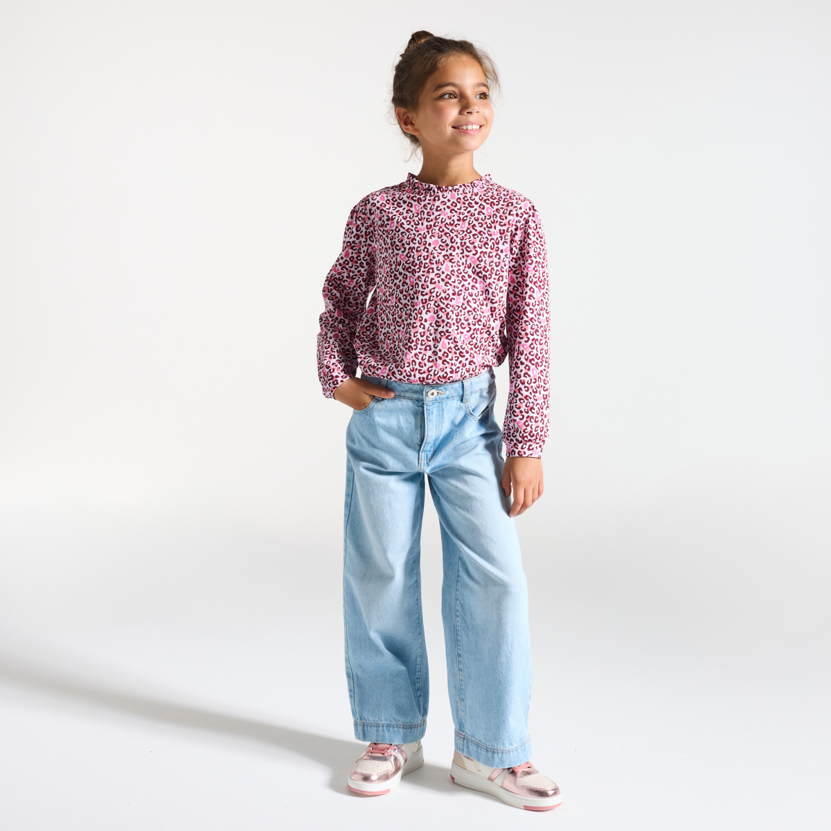 تيشيرت وردي اللون، عليه صورة الفهد، للطفلة الصغيرة تيشيرت وردي اللون، عليه صورة الفهد، للطفلة الصغيرة