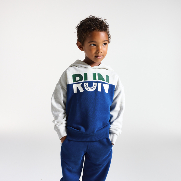 سويت شيرت بغطاء رأس من لونين، باللون الأزرق للأولاد سويت شيرت بغطاء رأس من لونين، باللون الأزرق للأولاد