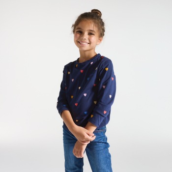 تيشيرت أزرق داكن بأكمام طويلة عليه قلوب صغيرة للفتيات