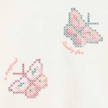 تي شيرت باللون البيج الفاتح، بأكمام طويلة، ومُزين برسمة فراشات، للفتيات