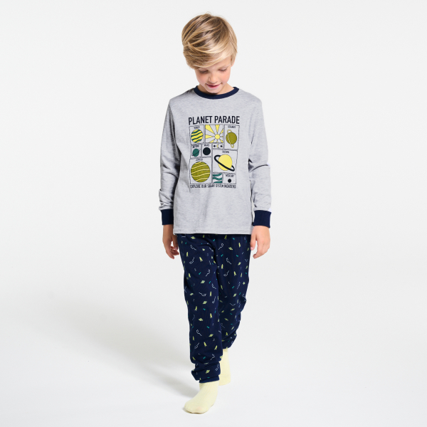 بيجاما باللون الرمادي للصبيان. بيجاما باللون الرمادي للصبيان.