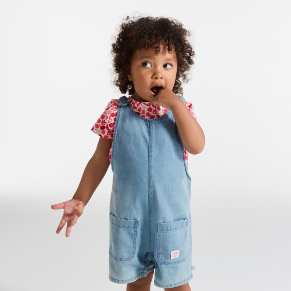Salopette courte denim et t-shirt fruits bleu bébé fille Salopette courte denim et t-shirt fruits bleu bébé fille
