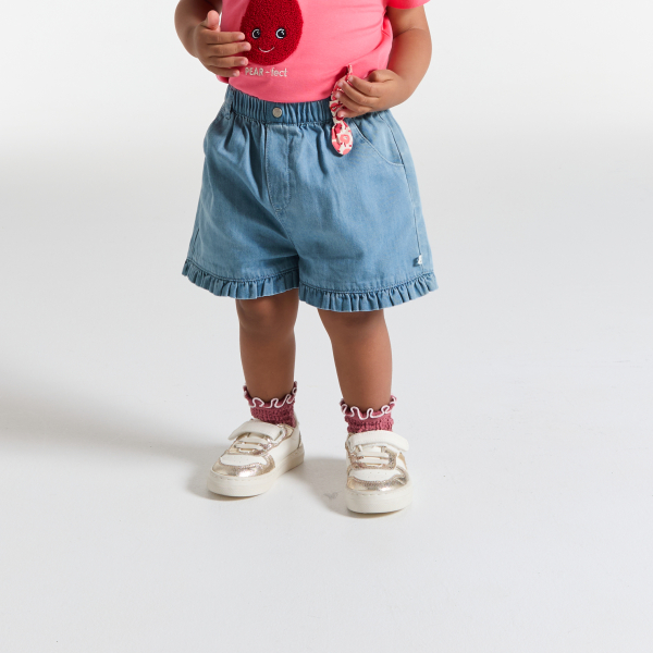 شورت أزرق من قماش التنسل، والجزء السفلي به كشكشة شورت أزرق من قماش التنسل، والجزء السفلي به كشكشة