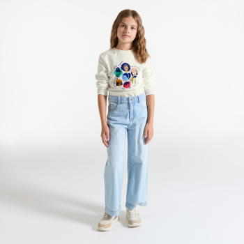 تيشيرت أبيض بأكمام طويلة عليه رسالة للفتيات