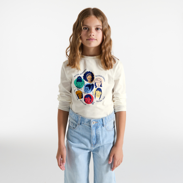 تيشيرت أبيض بأكمام طويلة عليه رسالة للفتيات