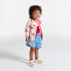 سترة ميلتون خفيفة وردية عليها صور فاكهة، للطفلة الصغيرة