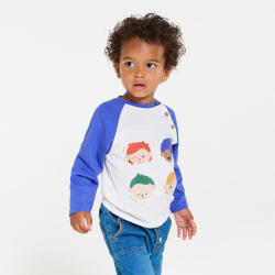 تيشيرت بأكمام طويلة، أزرق اللون، عليه عبارات طويلة، للصبي الصغير