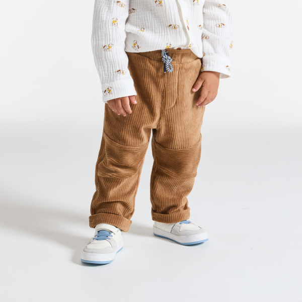 بنطلون من الثوب المخملي باللون البني للفتيان الصغار