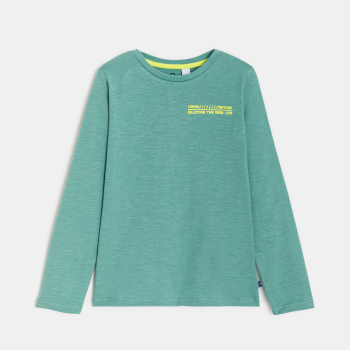 تيشيرت باللون الأخضر ومُزيَّن برسمة لمظاهر الطبيعة، للفتيان