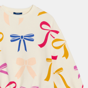 سوت شيرت باللون الأبيض، مُزيَّن برسمة فيونكة، للفتيات