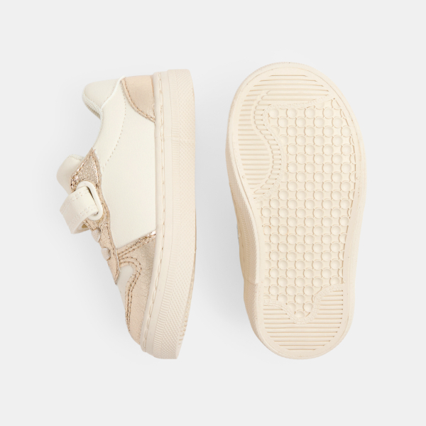 حذاء رياضي لامع، وبرقبة منخفضة، للفتيات الصغيرات حذاء رياضي لامع، وبرقبة منخفضة، للفتيات الصغيرات